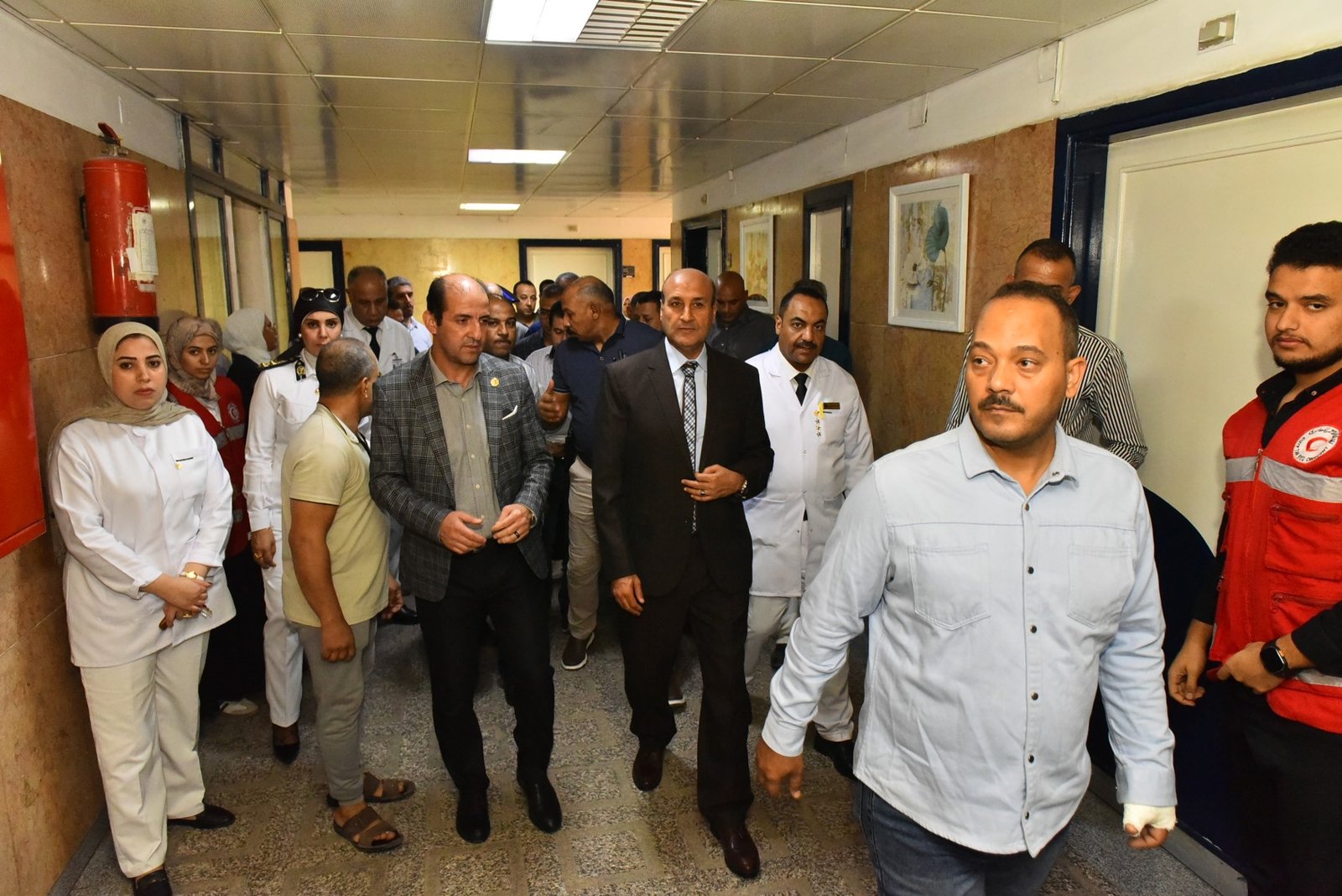 محافظ أسيوط يزور مصابي حادث لاعبي المشروع القومي للموهبة بمستشفى الشرطة ويوجه بتوفير الرعاية الطبية الكاملة | ضي النهار محافظ أسيوط يزور مصابي حادث لاعبي المشروع القومي للموهبة والبطل الأولمبي بمستشفى الشرطة 11