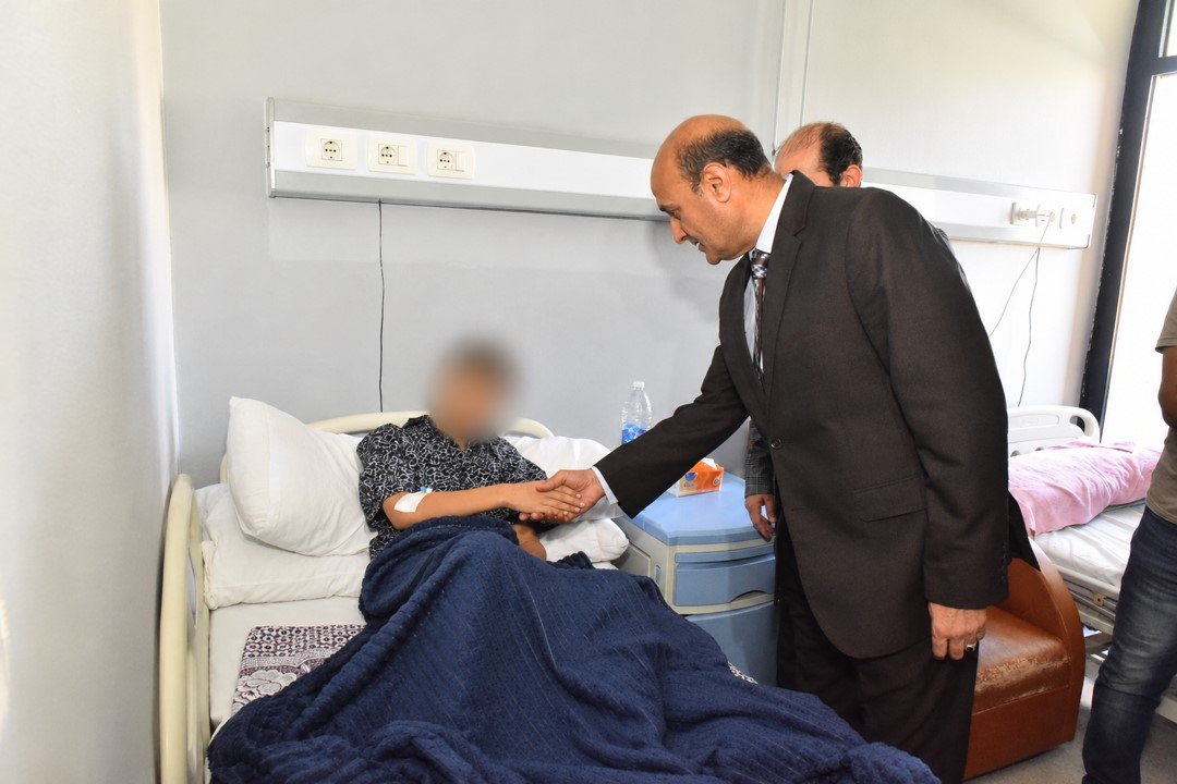 محافظ أسيوط يزور مصابي حادث لاعبي المشروع القومي للموهبة بمستشفى الشرطة ويوجه بتوفير الرعاية الطبية الكاملة | ضي النهار محافظ أسيوط يزور مصابي حادث لاعبي المشروع القومي للموهبة والبطل الأولمبي بمستشفى الشرطة 7