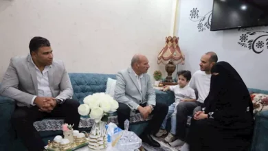 محافظ السويس يلتقي مواطنًا في منزله ويوجه بدراسة طلباته (صور)