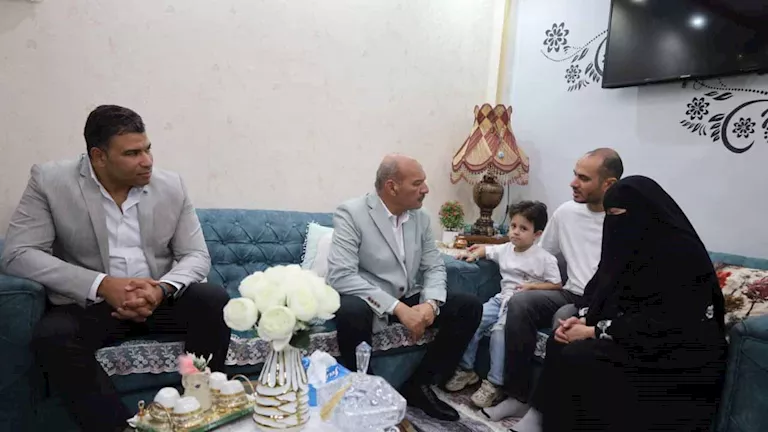محافظ السويس يلتقي مواطنًا في منزله ويوجه بدراسة طلباته (صور) | ضي النهار محافظ السويس يلتقي مواطنًا في منزله ويوجه بدراسة طلباته (صور)