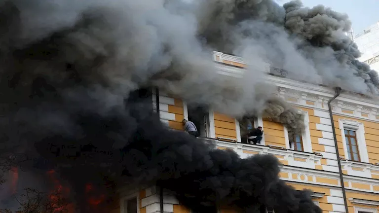 مسؤولون: مقتل شخصين وإصابة 9 في هجوم روسي على مبنى سكني في كييف