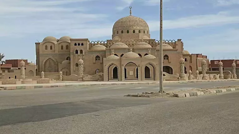 مسجد الرحمة بطور سيناء تحفة معمارية على شاطئ خليج السويس