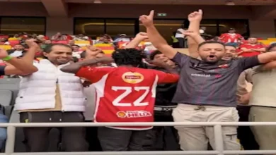 مشجع أوغندي يخطف الأنظار في مباراة الأهلي وكيتارا