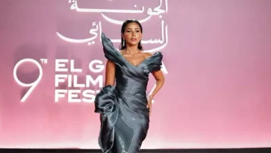 مهيرة عبدالعزيز بفستان رمادي بتصميم وردة ضخمة عند الخصر في الجونة