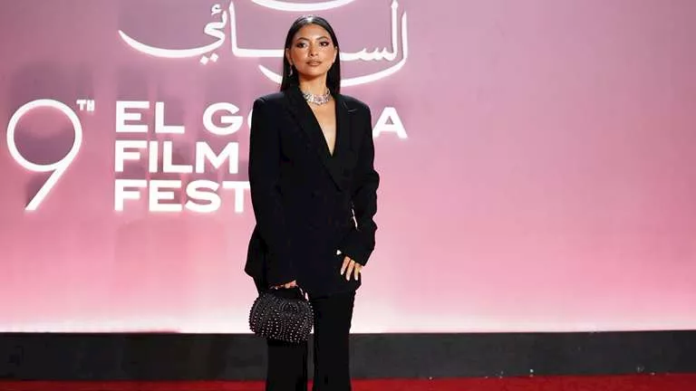 مي الغيطي تخطف الأنظار ببدلة سوداء في مهرجان الجونة