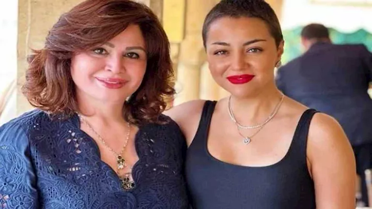نجوم الفن يشاركون الجمهور صورهم مع أسرهم