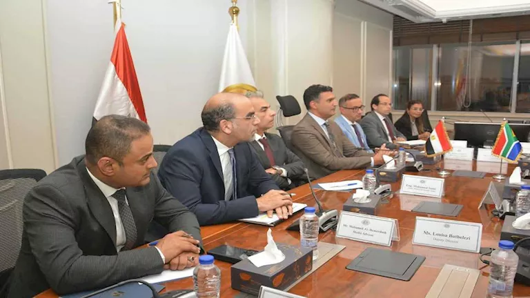 وزير الصناعة يبحث مع نظيره الجنوب إفريقي التعاون المشترك بين البلدين