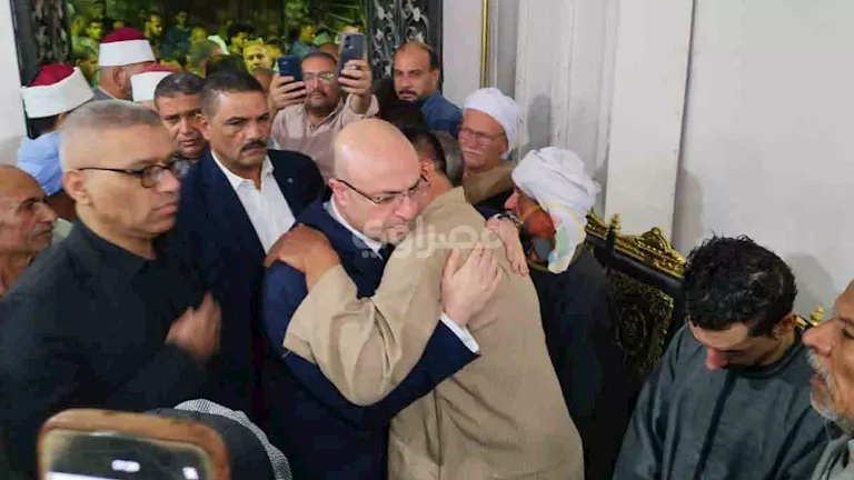 محافظ الفيوم يقدم العزاء لأسر ضحايا حادث الطريق الأوسطي - فيديو وصور